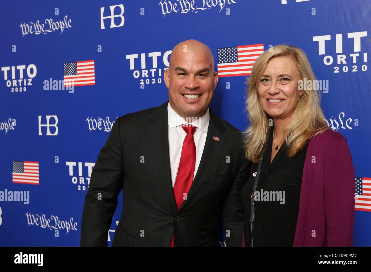 Huntington Beach, California, Stati Uniti. 3 Nov 2020. L'ex campione del mondo UFC Light Heavyweight Tito Ortiz festeggia con il sindaco uscente di Huntington Beach Lyn Symeta in occasione di una festa di vittoria notturna elettorale nel centro di Huntington Beach il 3 novembre. Ortiz ha ottenuto il 14% dei voti per guadagnare uno dei tre posti disponibili su Huntington Beach City Council Credit: Ron Lyon/ZUMA Wire/Alamy Live News Foto Stock