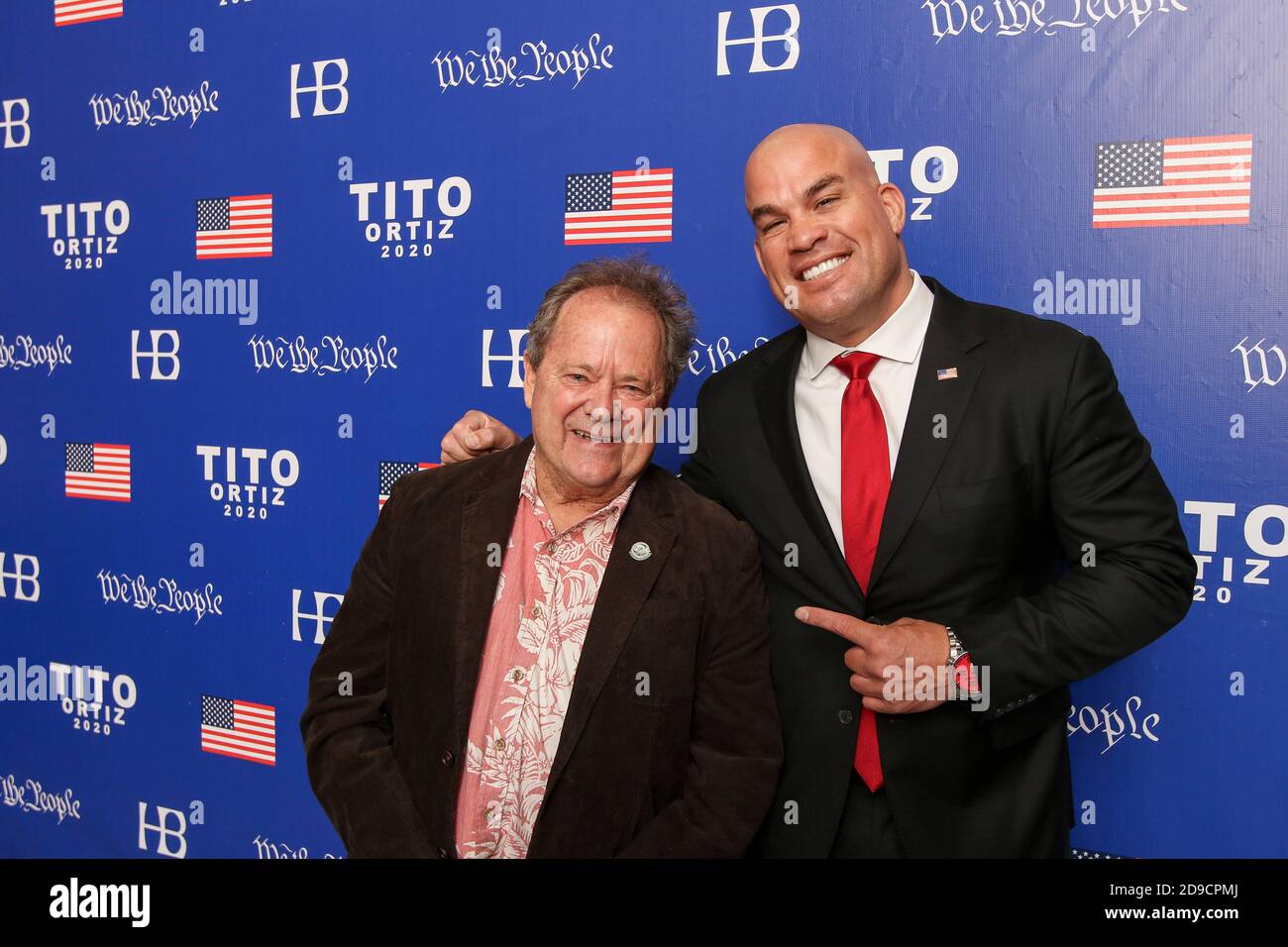 Huntington Beach, California, Stati Uniti. 3 Nov 2020. L'ex campione di pesi massimi leggeri UFC Tito festeggia con il campione del mondo 1976 Peter P.T. Townend in una festa di vittoria di notte di elezione con i sostenitori nel centro di Huntington Beach il martedì sera. Ortiz ha ottenuto il 14% dei voti per guadagnare uno dei tre posti disponibili su Huntington Beach City Council Credit: Ron Lyon/ZUMA Wire/Alamy Live News Foto Stock