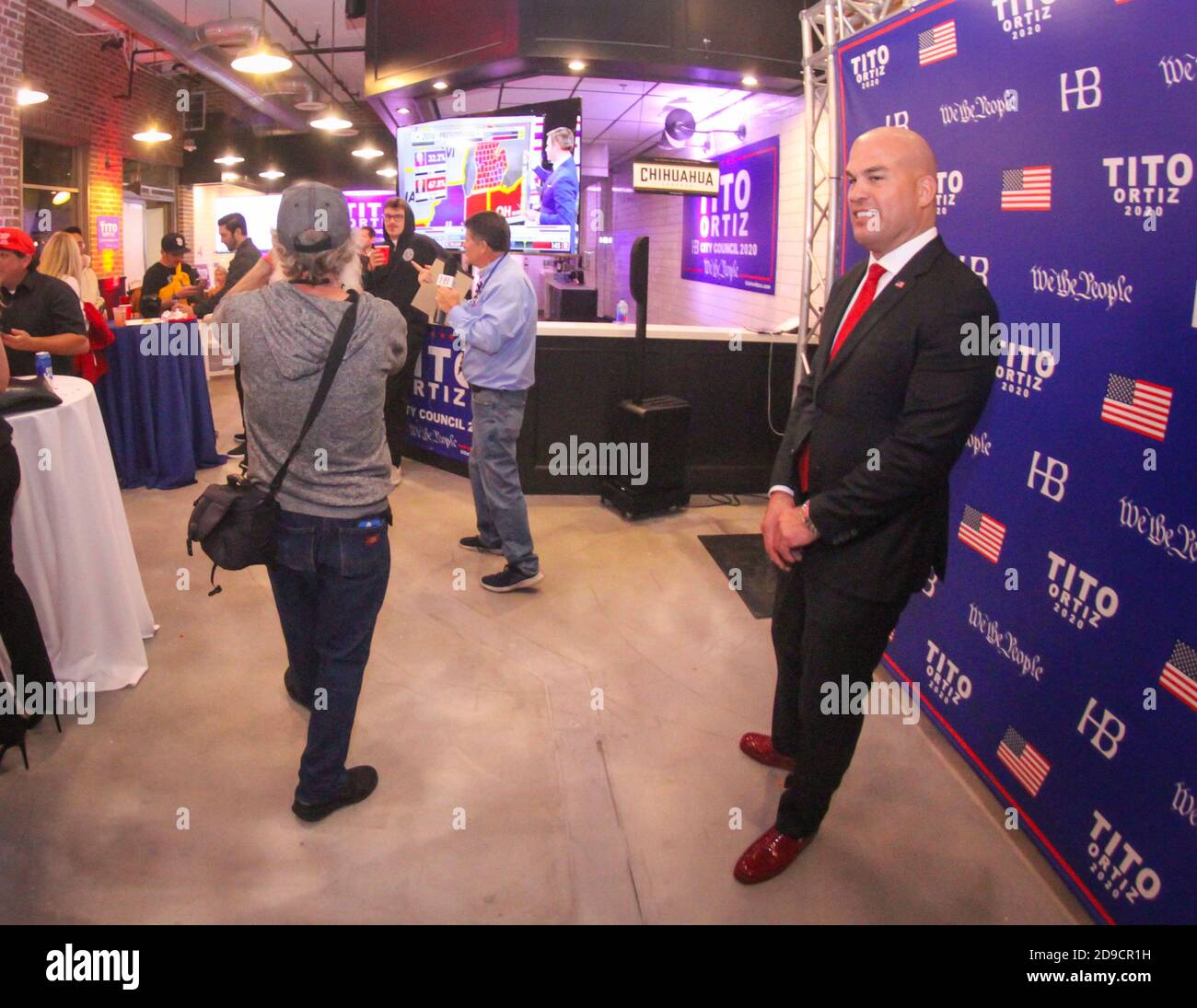 Huntington Beach, California, Stati Uniti. 3 Nov 2020. Tito Ortiz si prepara per un'intervista ad un partito di vittoria di notte di elezione nel centro di Huntington Beach il 3 novembre 2020 Credit: Ron Lyon/ZUMA Wire/Alamy Live News Foto Stock