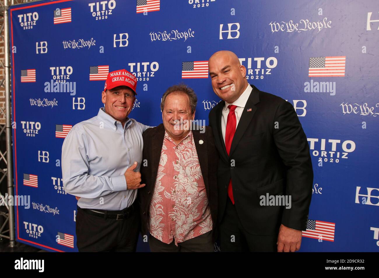 Huntington Beach, California, Stati Uniti. 3 Nov 2020. L'ex campione di pesi massimi leggeri UFC Tito festeggia con il campione del mondo 1976 Peter P.T. Townend e Campaign Manager Rick Brown in occasione di una festa di vittoria della notte elettorale con i tifosi nel centro di Huntington Beach il martedì sera. Ortiz ha ottenuto il 14% dei voti per guadagnare uno dei tre posti disponibili su Huntington Beach City Council Credit: Ron Lyon/ZUMA Wire/Alamy Live News Foto Stock