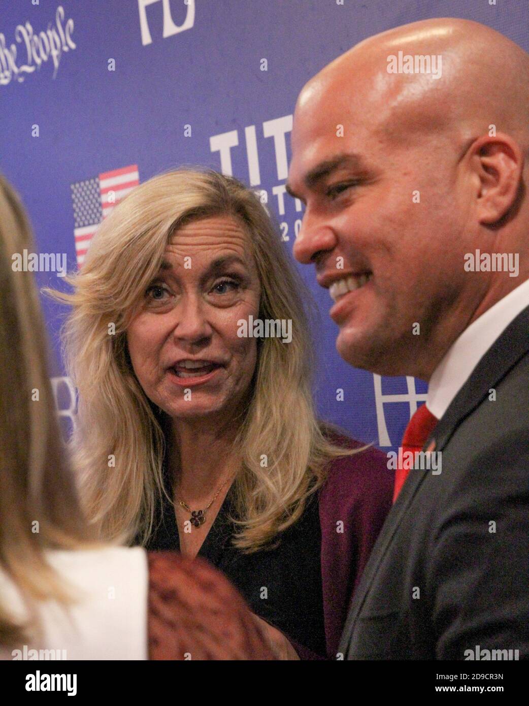Huntington Beach, California, Stati Uniti. 3 Nov 2020. Tito Ortiz festeggia con il sindaco uscente di Huntington Beach Lyn Symeta in occasione di una festa di vittoria notturna elettorale nel centro di Huntington Beach il 3 novembre. Credit: Ron Lyon/ZUMA Wire/Alamy Live News Foto Stock