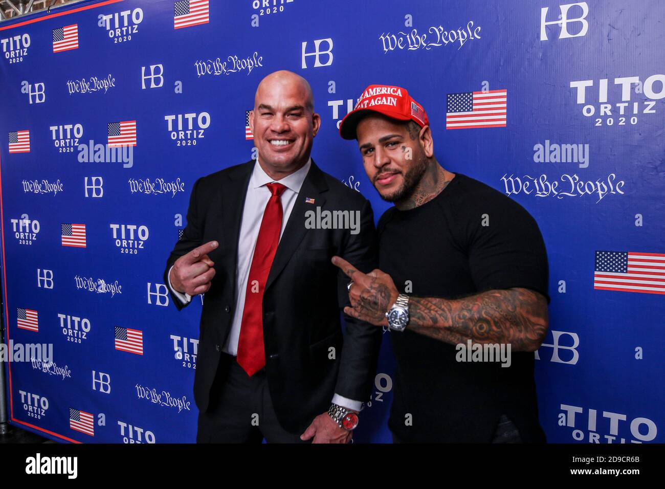 Huntington Beach, California, Stati Uniti. 3 Nov 2020. L'ex campione del mondo UFC Light Heavyweight Tito Ortiz festeggia con Tommy Vext della band Bad Wolves in occasione di una festa di vittoria notturna elettorale nel centro di Huntington Beach il 3 novembre. Ortiz ha ottenuto il 14% dei voti per guadagnare uno dei tre posti disponibili su Huntington Beach City Council Credit: Ron Lyon/ZUMA Wire/Alamy Live News Foto Stock