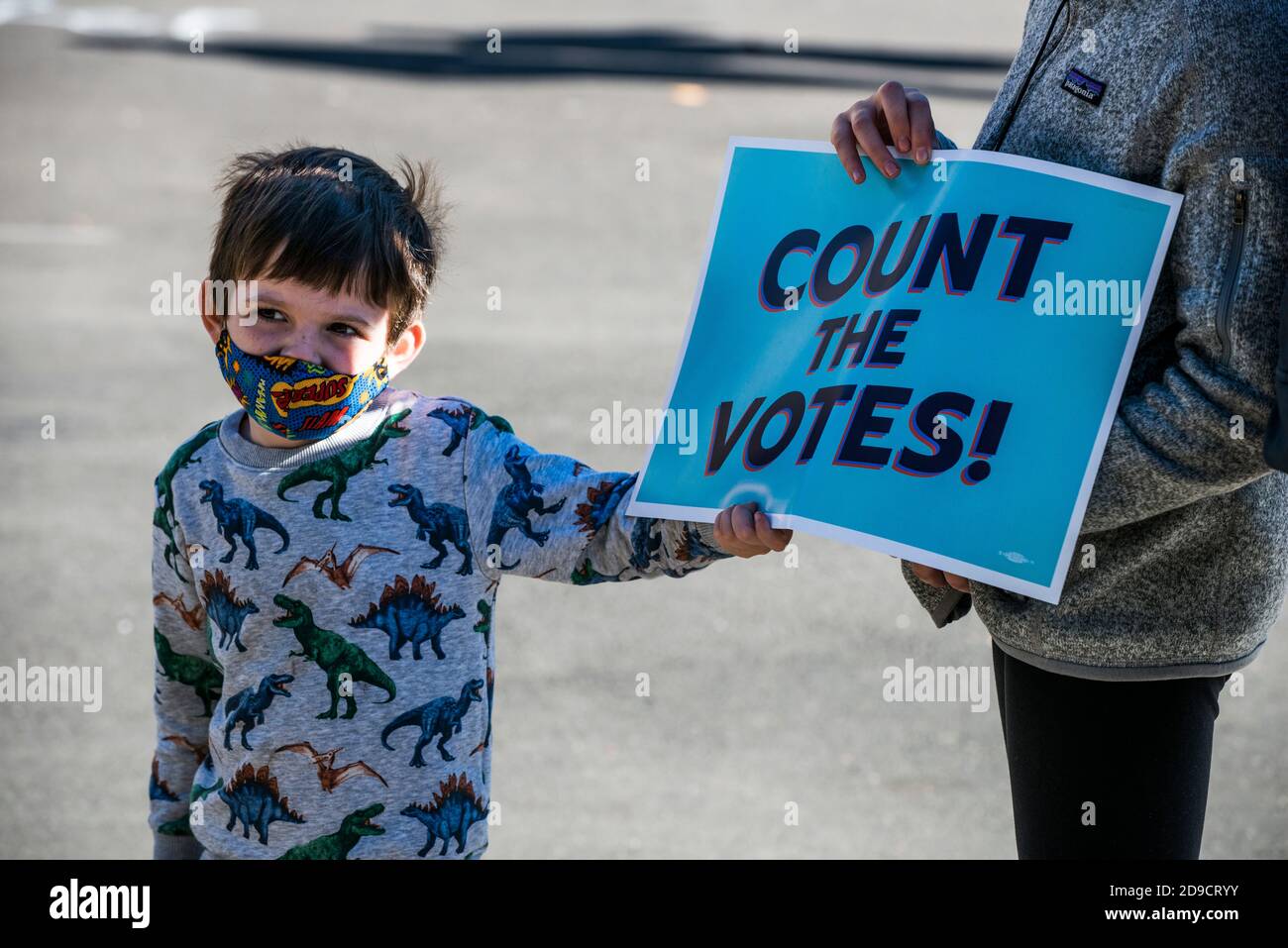 Washington, DC, USA, 04 novembre 2020. Child Holds Count i voti firmano i risultati contestati di Biden e Trump dei risultati post-elettorali, Washington DC, USA. Yuriy Zahvoyskyy / Alamy Live News. Foto Stock