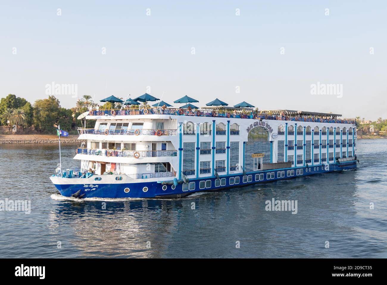 Assuan, Egitto - 16 settembre 2018: Hotel galleggiante (barca turistica) a motore lungo il fiume Nilo verso Assuan nel centro Egitto. Le barche turistiche crociera be Foto Stock