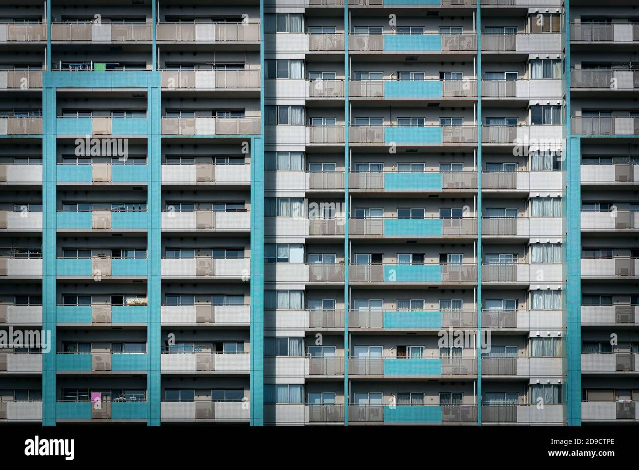 L'esterno e i patii uniformi di un edificio a Yokosuka, Giappone. Foto Stock