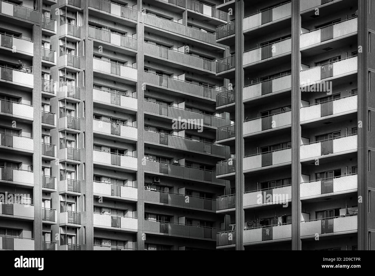 L'esterno e i patii uniformi di un edificio a Yokosuka, Giappone. Foto Stock
