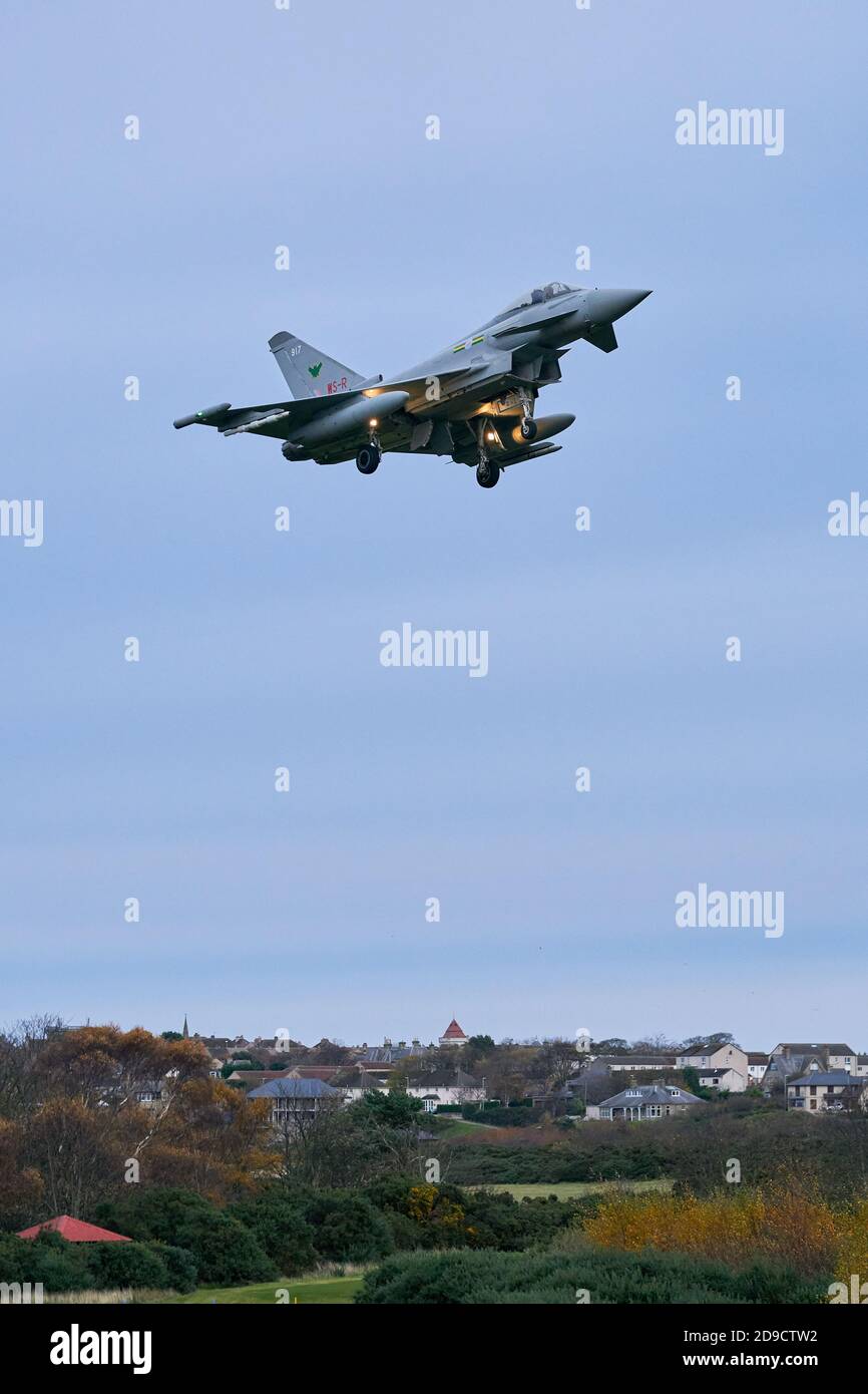 4 ottobre 2020. RAF Lossiemouth, Moray, Scozia, Regno Unito. Si tratta di un getto di tipo Typhoon durante i compiti di routine alla sua base. Foto Stock