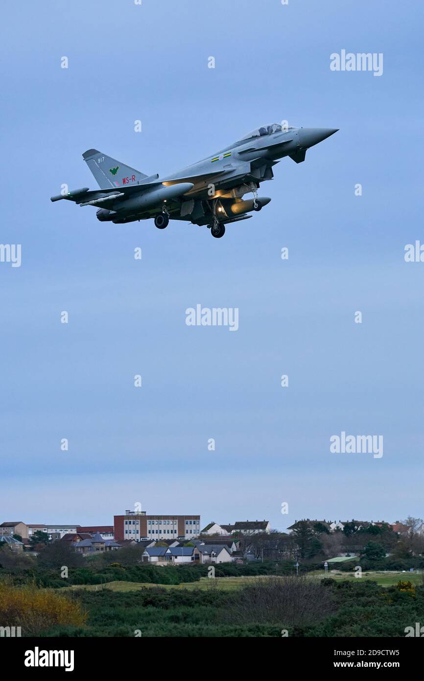 4 ottobre 2020. RAF Lossiemouth, Moray, Scozia, Regno Unito. Si tratta di un getto di tipo Typhoon durante i compiti di routine alla sua base. Foto Stock