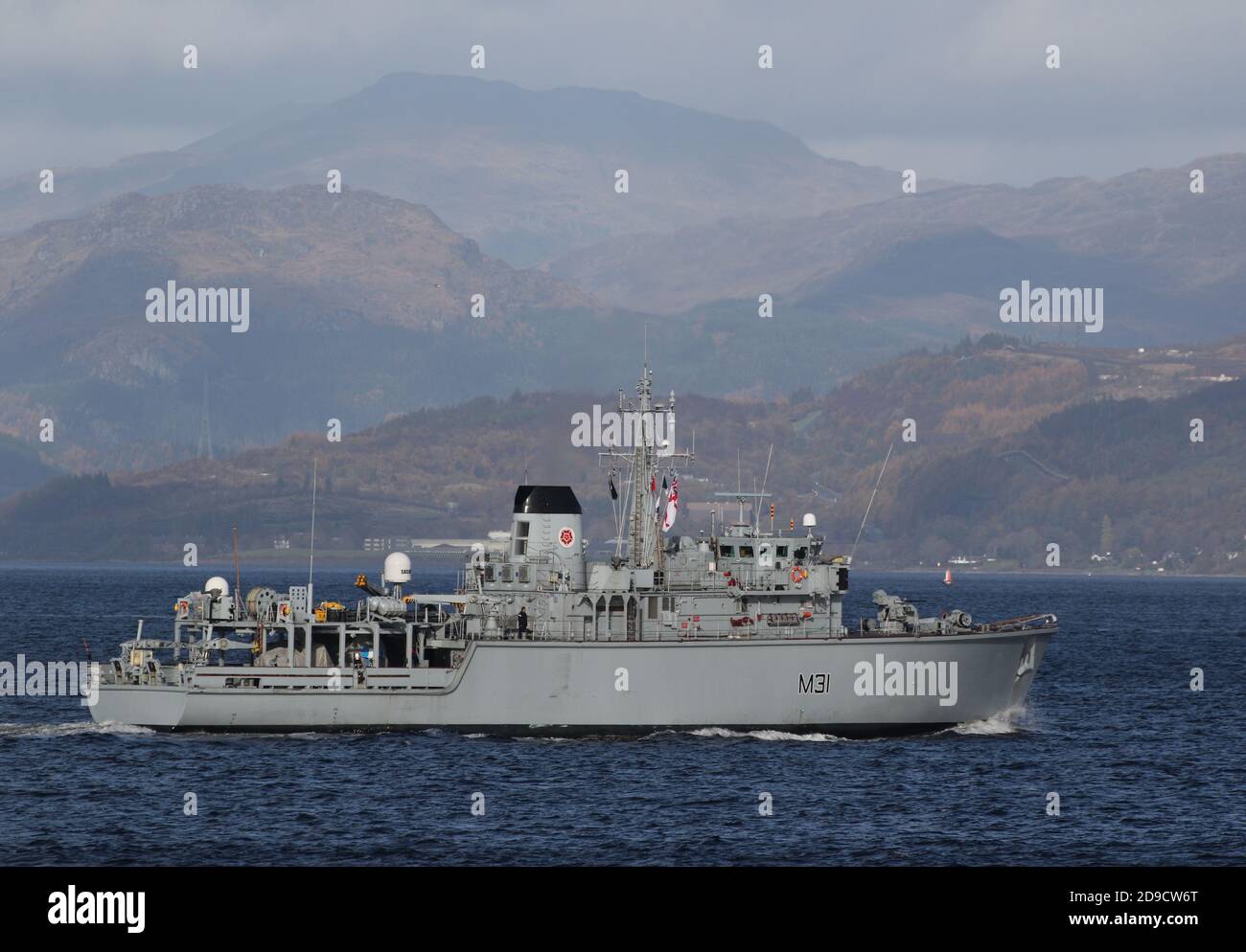 HMS Catistock (M31), una nave di contromisure di classe Hunt gestita dalla Royal Navy, passando Gourock sul Firth di Clyde. Foto Stock