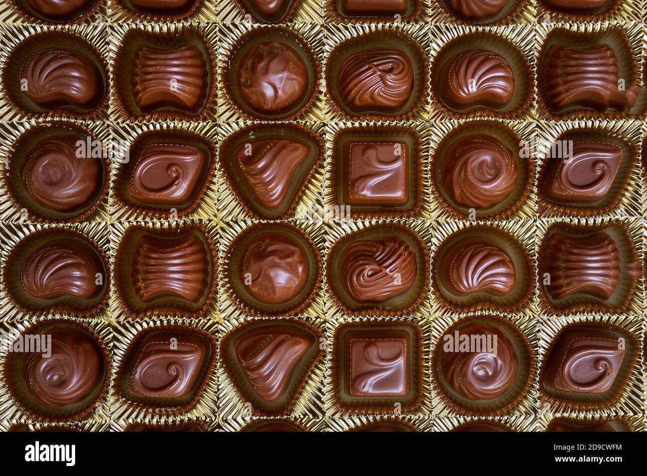 Apri una scatola di treti al cioccolato Foto Stock