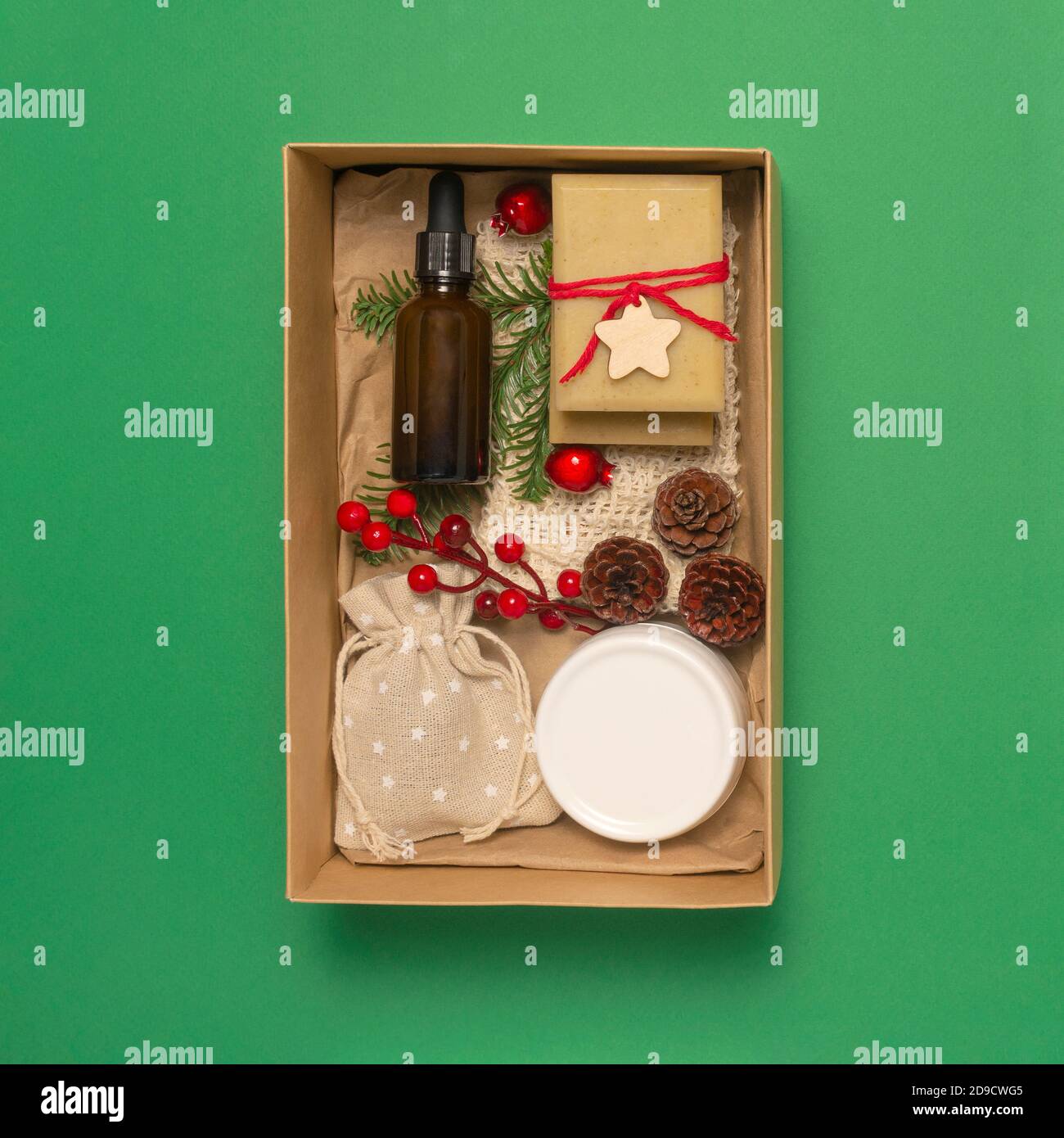 Confezione regalo con cosmetici biologici su sfondo verde pastello. Zero rifiuti Natale concetto. Vista dall'alto piatta, spazio per la copia Foto Stock