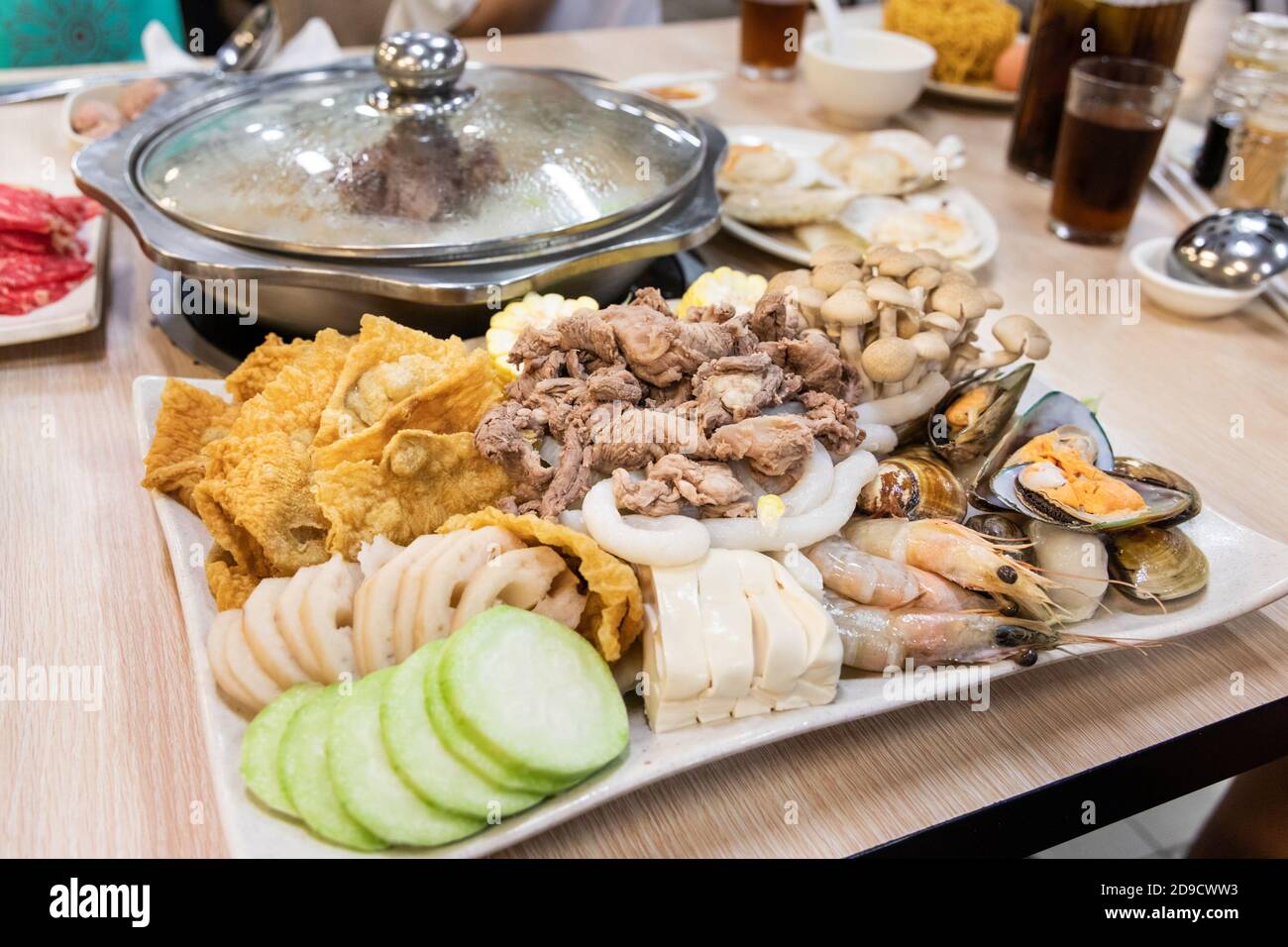 Cena shabu al ristorante con hot pot cinese a vapore Foto Stock