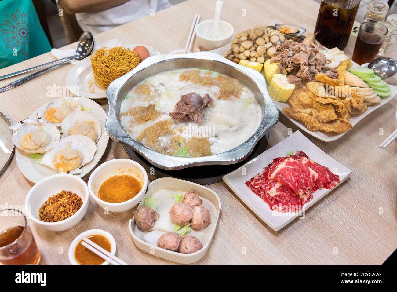 Cena shabu al ristorante con hot pot cinese a vapore Foto Stock