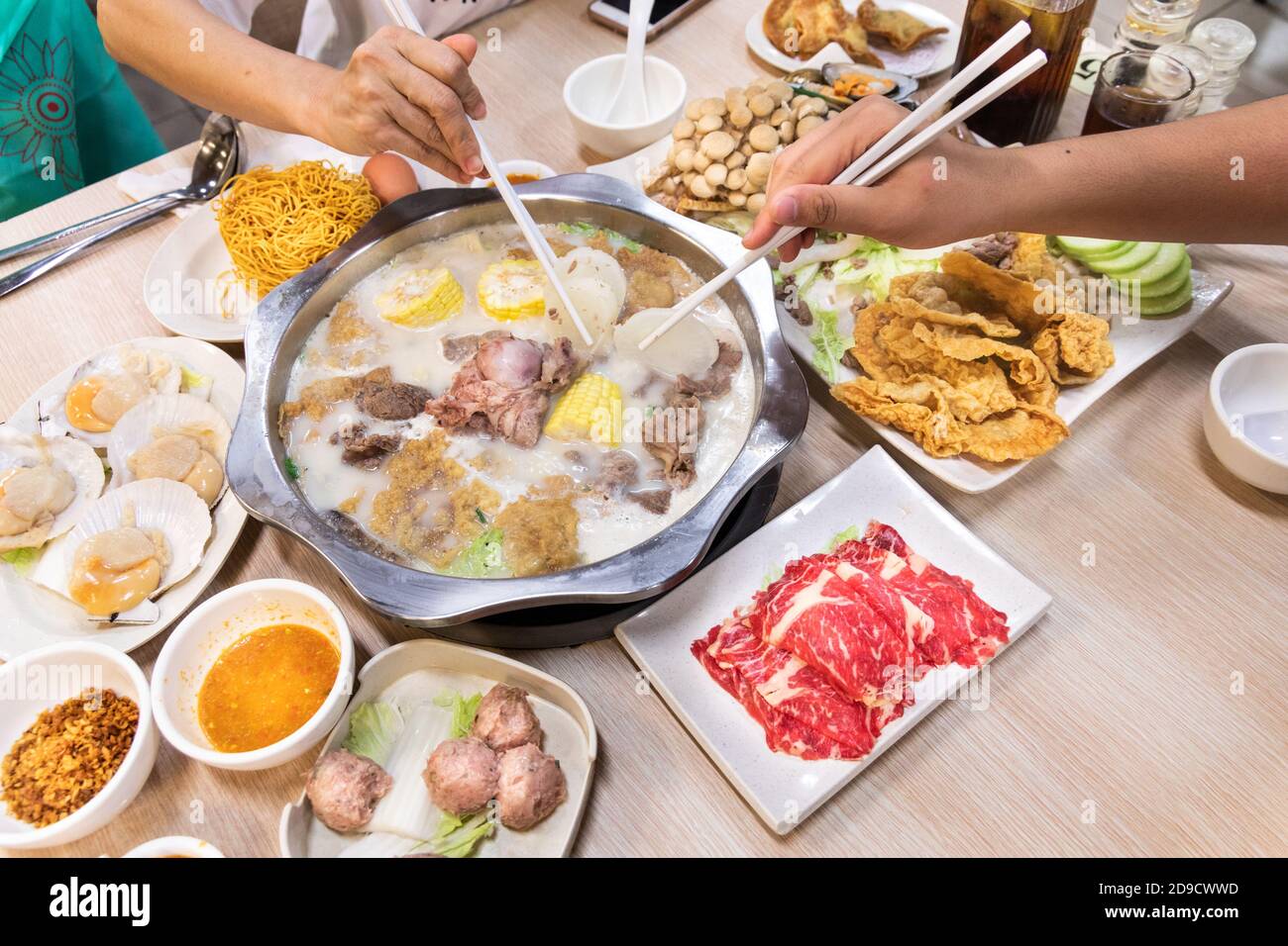 Cena shabu al ristorante con hot pot cinese a vapore Foto Stock