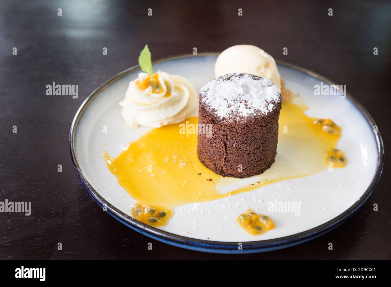Moelleux al cioccolato Valrhona o torta fusa con frutto della passione Foto Stock