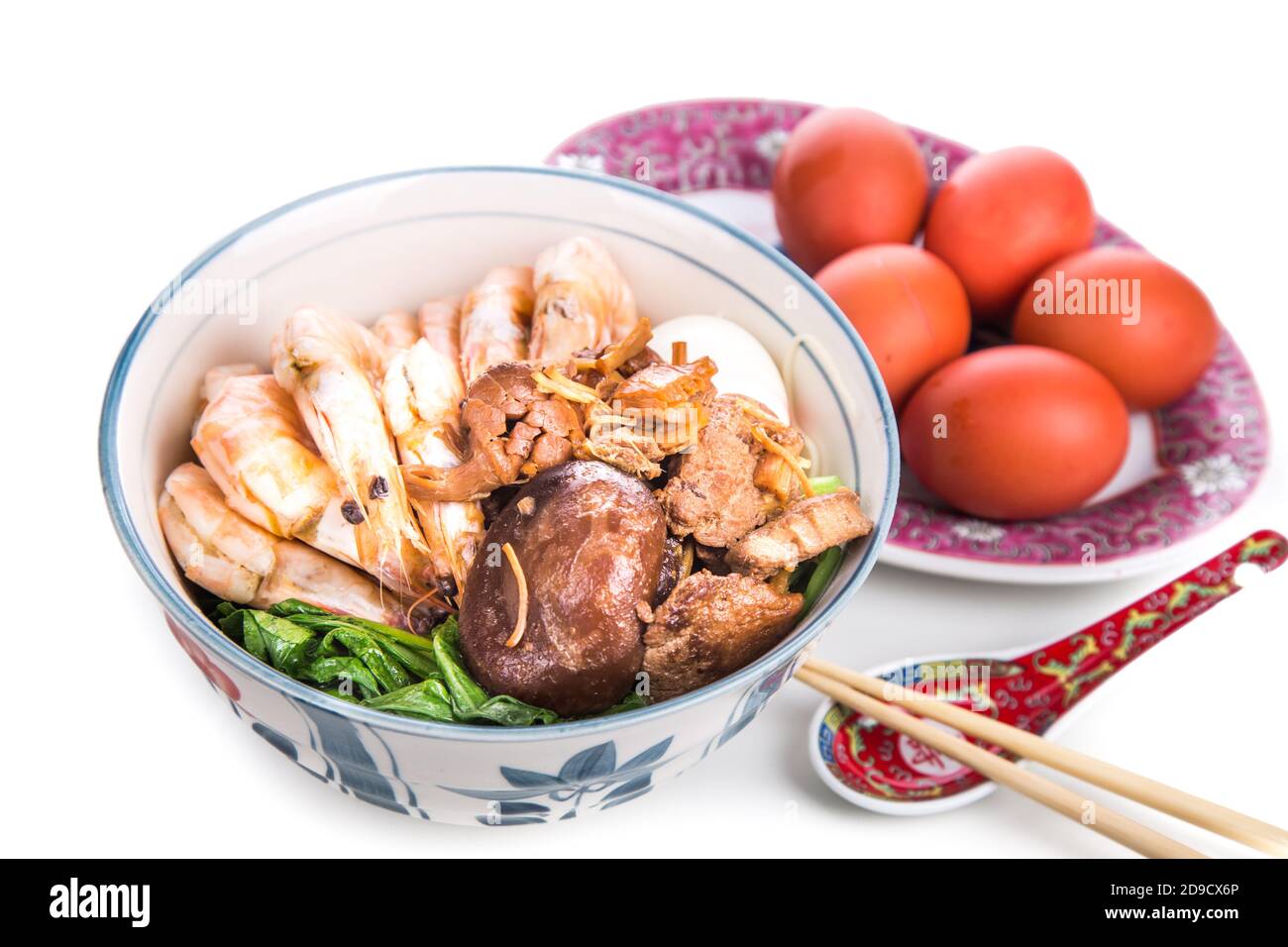 Ciotola di noodle di compleanno cinese con frutti di mare, carne, uova rosse Foto Stock