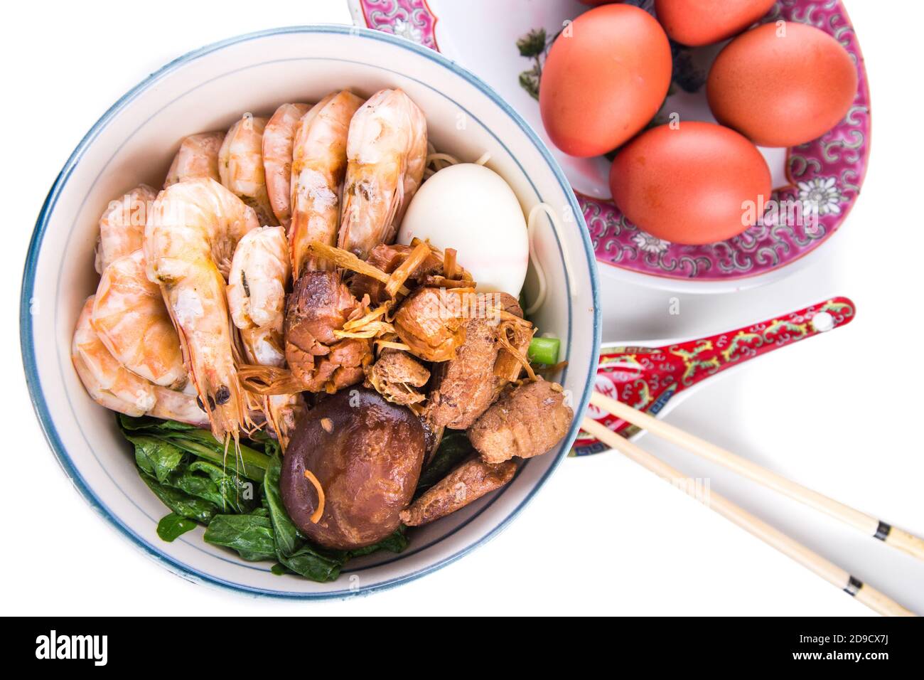 Ciotola di noodle di compleanno cinese con frutti di mare, carne, uova rosse Foto Stock