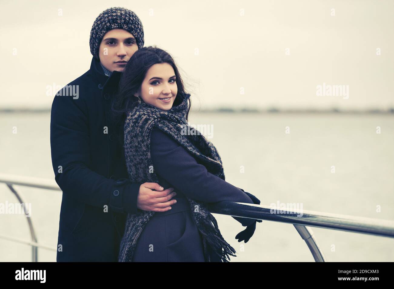 Felice giovane coppia di moda in amore abbracciando outdoor elegante uomo e donna in classico cappotti bania e sciarpa Foto Stock