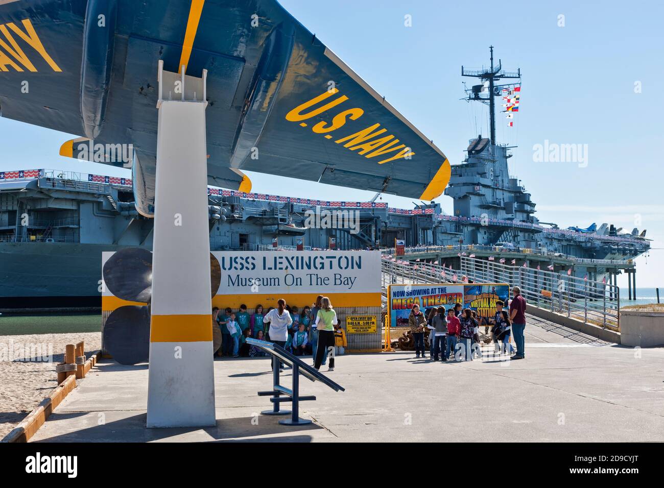 USS Lexington WW2 Aircraft Carrier 'Museum on the Bay' scuola bambini in attesa di ingresso, Corpus Christi Bay, Corpus Christi, Texas. Foto Stock