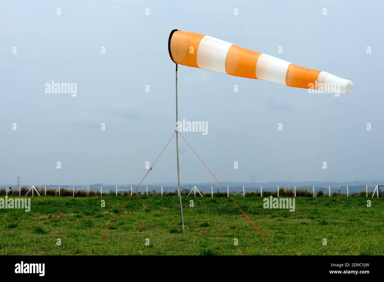 Windsock a airfield paesaggio rurale scena Foto Stock
