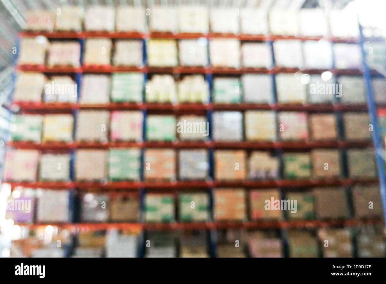 Scaffali di magazzino defocati con scatole di cartoni come sfondo Foto Stock