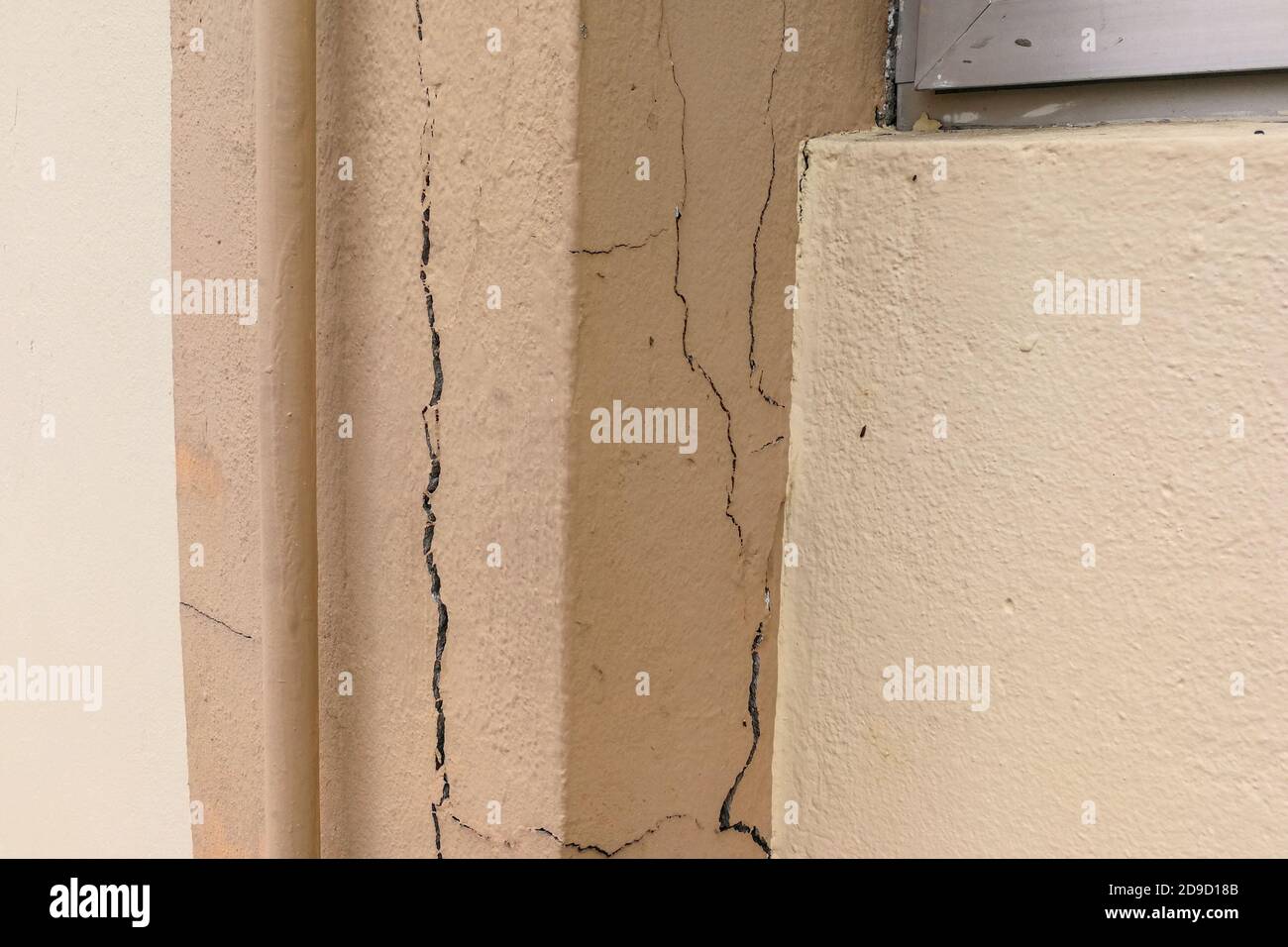 La rottura di un montante difettoso dell'edificio può costituire un pericolo per la sicurezza Foto Stock