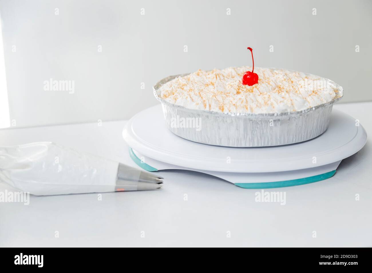 Deliziosa torta di tre latti su sfondo bianco - torta tradizionale dentro America Latina Foto Stock