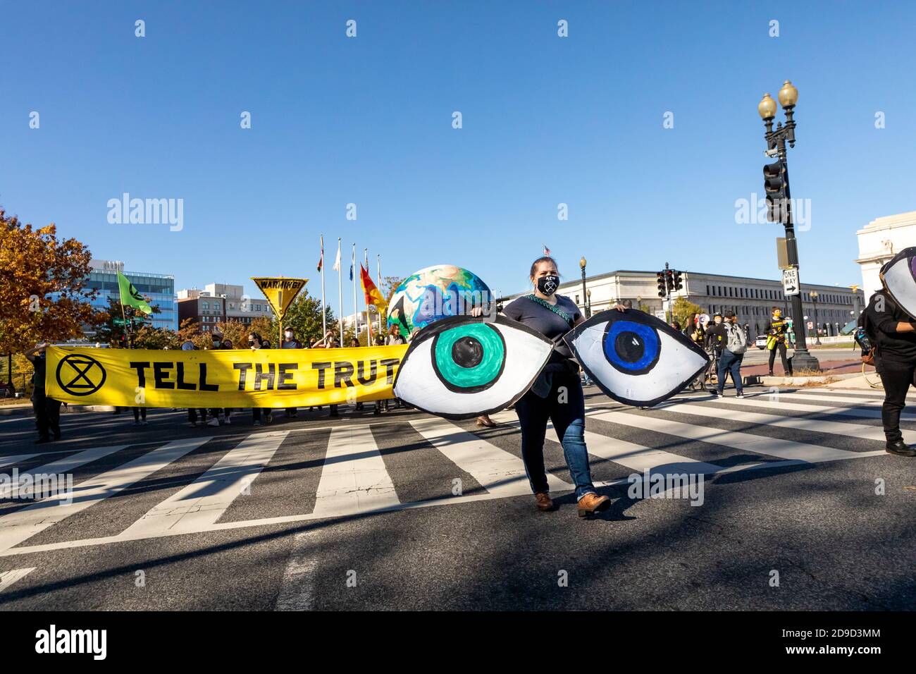 Washington, DC, USA, 4 novembre 2020. Nella foto: Un manifestante porta due occhi di cartone durante lo spegnimento l'attacco alla marcia della democrazia, per simboleggiare il taht cittadini americani stanno osservando come le elezioni del 2020 sono gestite. Le organizzazioni di giustizia razziale, sociale e climatica di tutta la DC hanno sponsorizzato la marcia e la protesta congiunte. I dimostranti hanno marciato attraverso Capitol Hill in visita ad organizzazioni che sostengono Trump, e li hanno esortati a sostenere un pieno numero di voti nelle elezioni presidenziali. Credit: Alison C Bailey/Alamy Live News Foto Stock