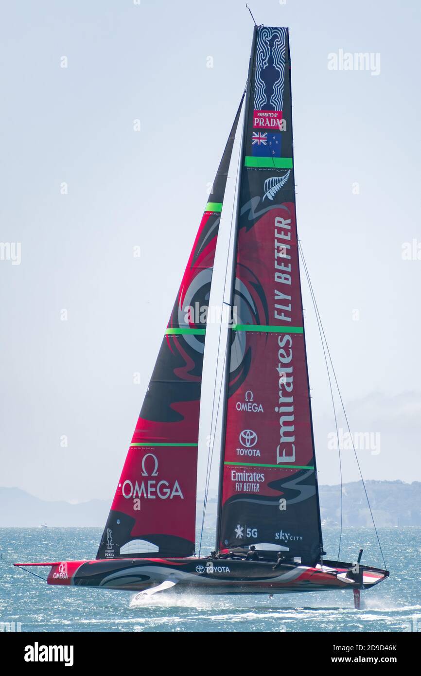 AUCKLAND, NUOVA ZELANDA - 09 novembre 2019: Auckland / Nuova Zelanda - 7 novembre 2019: Vista del Team New Zealand Emirates aliscafo vela fare pratica p Foto Stock