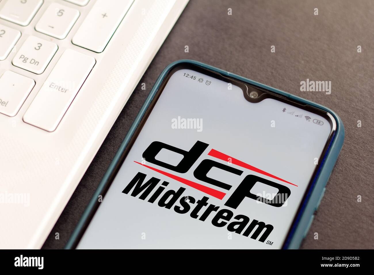In questa illustrazione fotografica viene visualizzato il logo DCP Midstream Partners sullo smartphone. Foto Stock