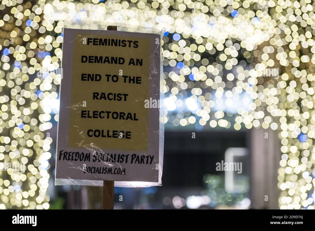 Seattle, Stati Uniti. 4 Nov 2020. All'inizio della notte, chiedere la fine del segno elettorale razzista del college in un Kshama Swant Seattle Solidarity rally a Westlake Park. Kshama è l'unico socialista al Consiglio della città di Seattle. Credit: James Anderson/Alamy Live News Foto Stock