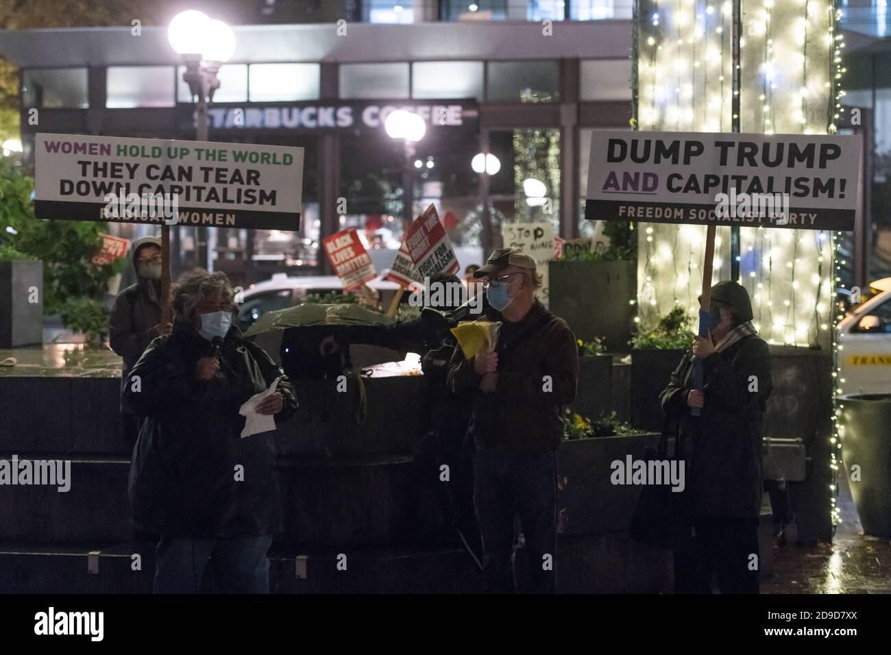 Seattle, Stati Uniti. 4 Nov 2020. All'inizio della notte, il partito socialista della libertà che parla al Kshama Swant Seattle Solidarity rally a Westlake Park. Kshama è l'unico socialista al Consiglio della città di Seattle. Credit: James Anderson/Alamy Live News Foto Stock