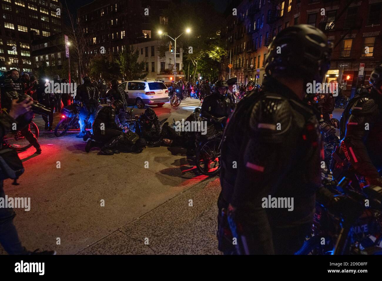 New York, New York, Stati Uniti. 4 novembre 2020. La polizia di New York City ha detenato due persone durante una marcia post-elettorale anti-Trump attraverso il quartiere di Greenwich Village Foto Stock