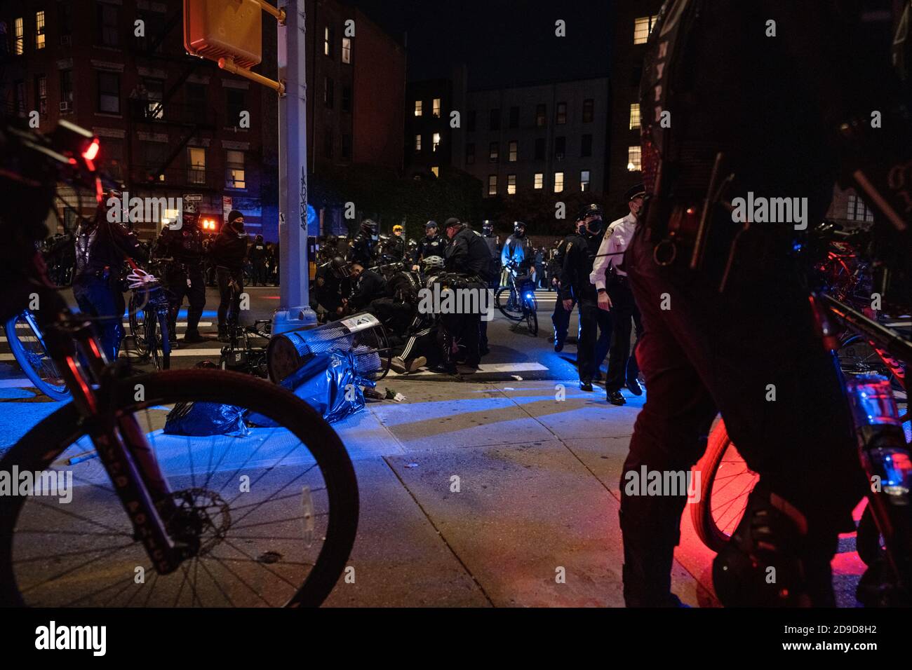 New York, New York, Stati Uniti. 4 novembre 2020. La polizia di New York City ha detenato diverse persone durante una marcia post-elettorale anti-Trump attraverso il quartiere di Greenwich Village Foto Stock