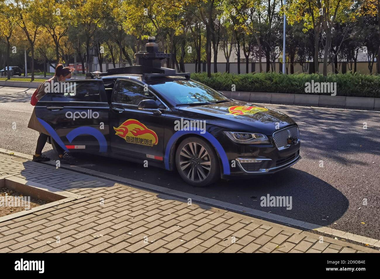 Un Apollo Go Robotaxi guida su una strada a Pechino, Cina, 14 ottobre 2020. Foto Stock