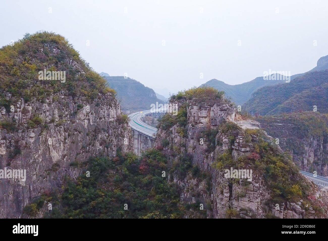 La montagna di Taihang è tinta con i colori brillanti dalle foglie rosse, mostrando il relativo paesaggio bello in autunno ed è entrato in una stagione che è molto adatta Foto Stock