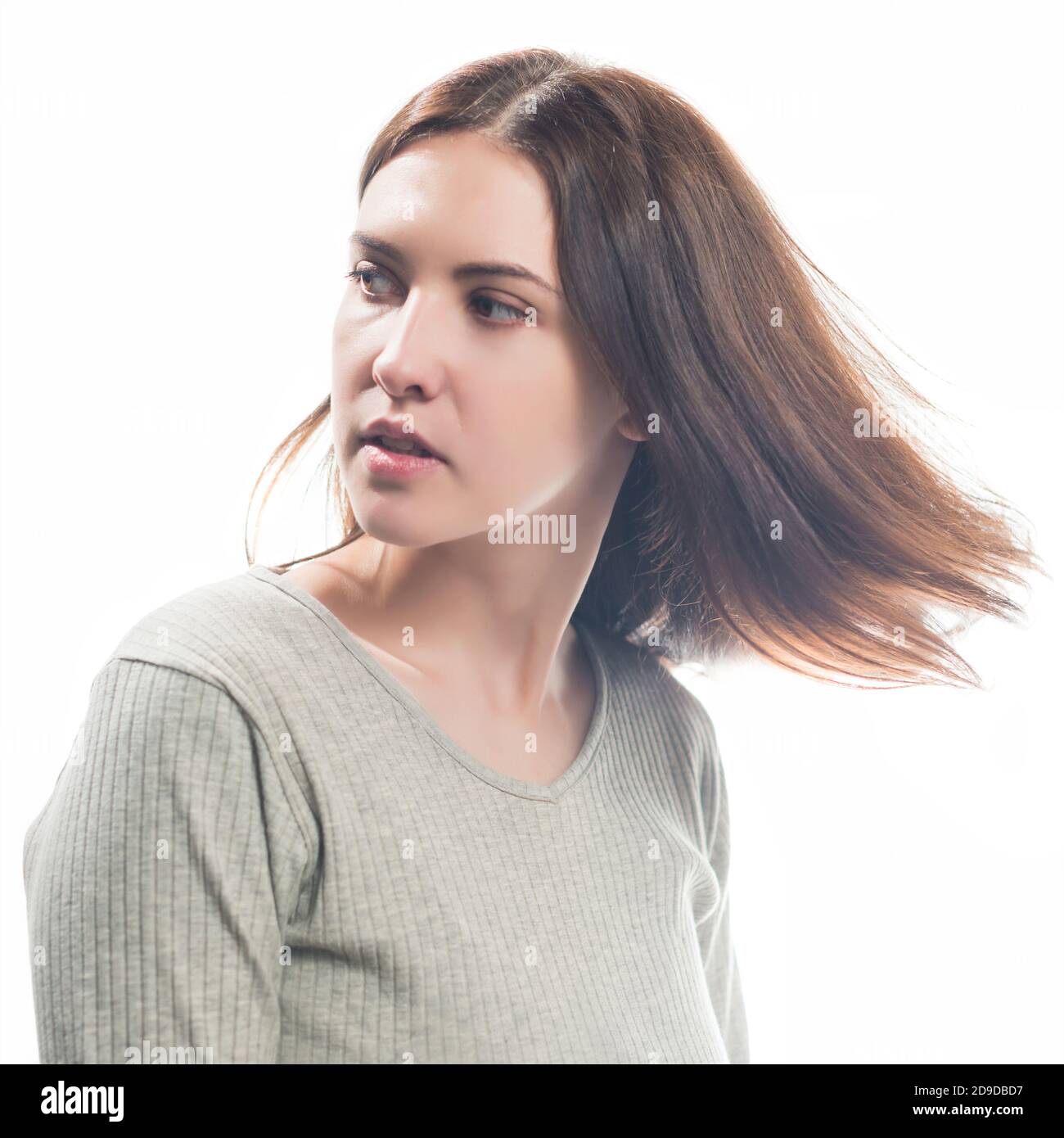 giovane sognante brunet donna ritratto isolato su sfondo bianco Foto Stock
