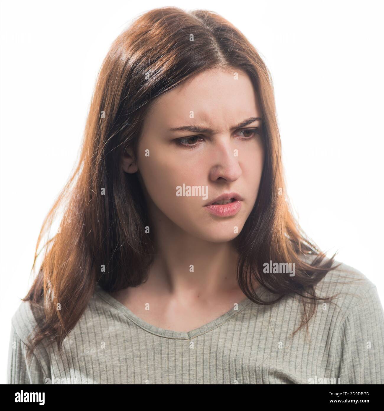 giovane arrabbiato brunetto donna ritratto isolato su sfondo bianco Foto Stock