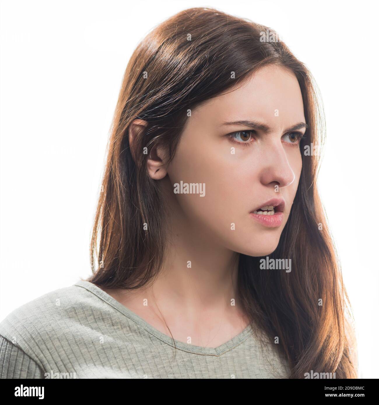 giovane arrabbiato brunetto donna ritratto isolato su sfondo bianco Foto Stock