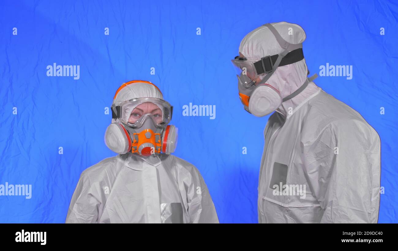Medico operatore sanitario in respiratore. Movimento lento. Persone ritratto, indossare proteggere protezione antibatterico medico spray spray antivirale maschera. Foto Stock