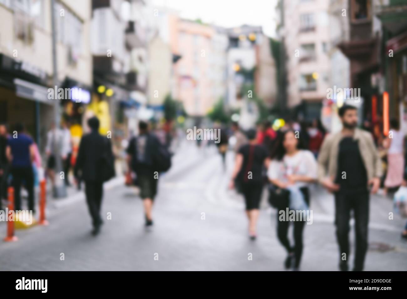 Sfondo sfocato luminoso con persone irriconoscibili sulla strada della  sità. Immagine astratta della folla di persone in pubblico luogo Foto stock  - Alamy