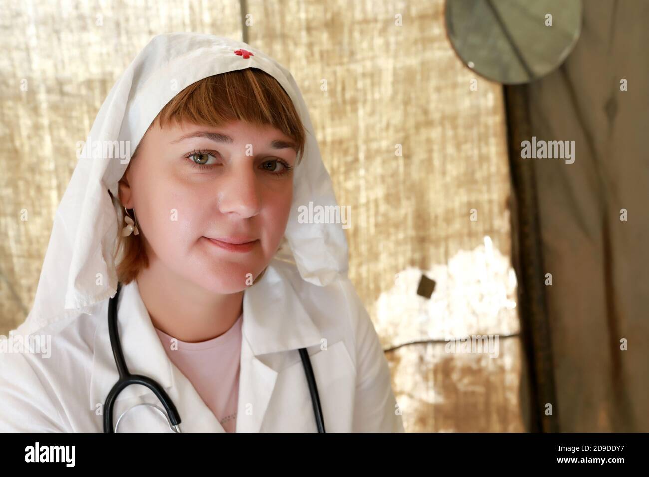 Ritratto di infermiere in un ospedale da campo Foto Stock