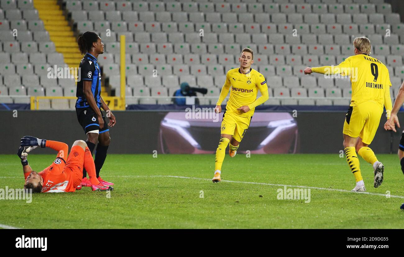 Thorgan Hazard di Borussia Dortmund celebra il suo obiettivo con Erling Haaland durante la UEFA Champions League, Group Stage, Group F Football Match Be P. Foto Stock