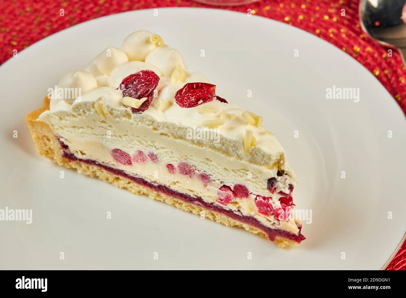 un pezzo di torta bianca con ciliegia primo piano Foto Stock