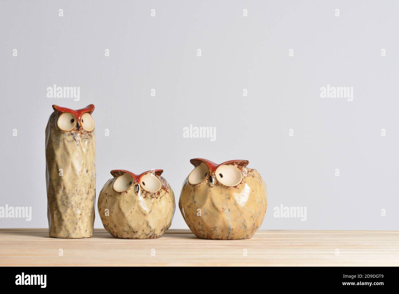 Set di vasi vuoti a forma di gufo su sfondo grigio Foto Stock