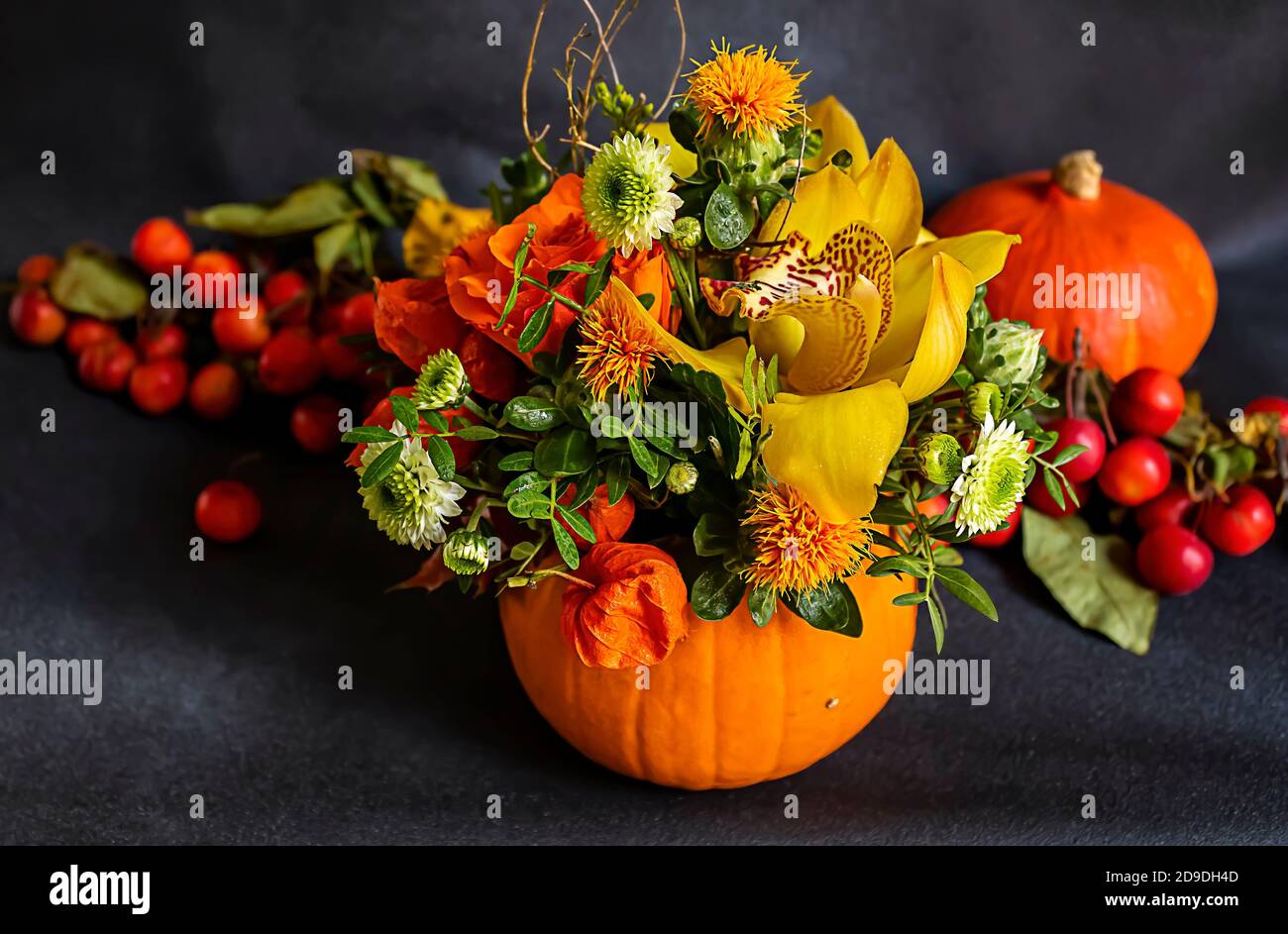 Ikebana autunno da zucca, fiori e decorazioni Foto Stock