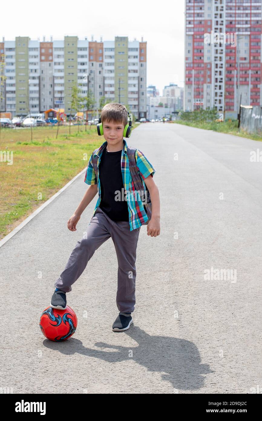 Ritratto di un ragazzo con una palla di calcio. Allenamento di calcio dopo  la scuola. Giochi all'aperto Foto stock - Alamy