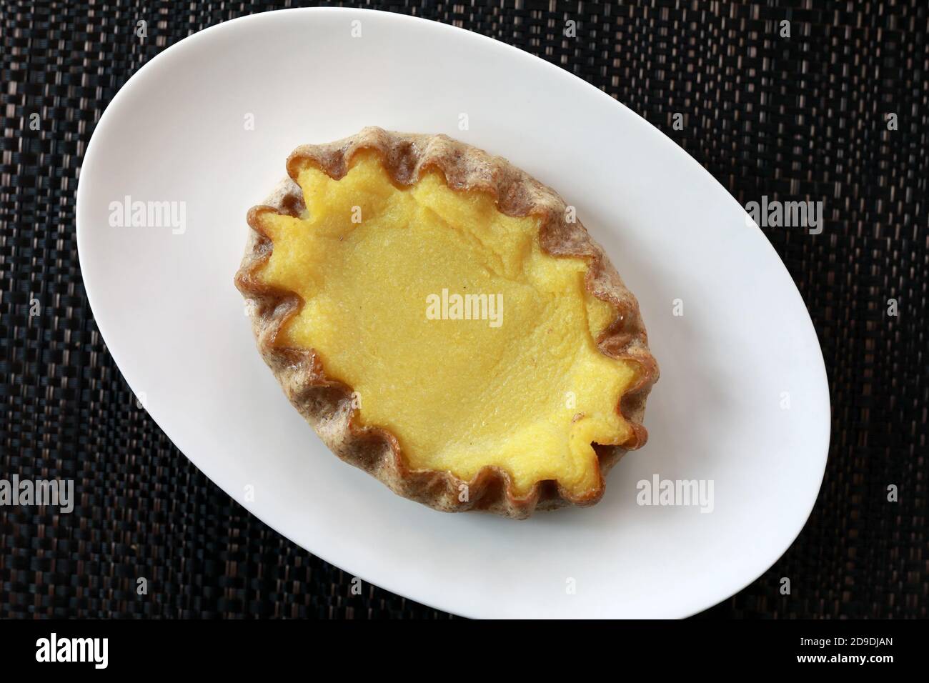 Kalitka pastosa Karelia con purè di patate sul piatto nel ristorante Foto Stock