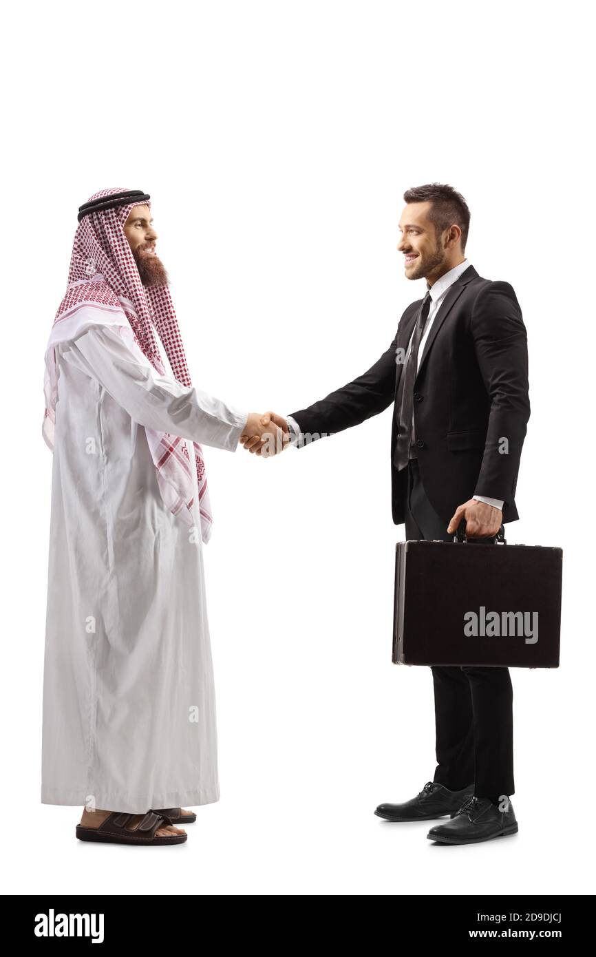 Foto di profilo a tutta lunghezza di un arabo che scuote le mani con un uomo d'affari isolato su sfondo bianco Foto Stock