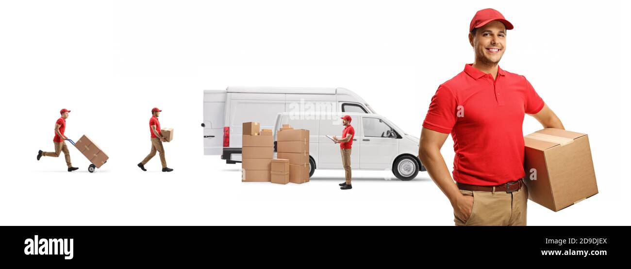 Corriere maschile in uniforme contenente una scatola di cartone e. altre scatole di messa in furgoni isolati su sfondo bianco Foto Stock